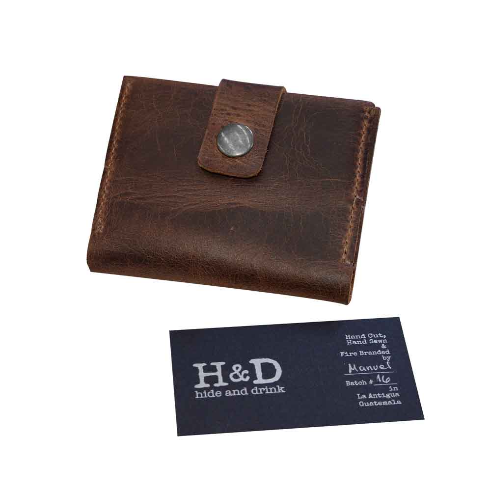 Hide & Drink's Squared Wallet, elegantly displayed with a business card, showcasing its premium Full Grain Leather. This Bifold Simple Wallet is a testament to Artisan craftsmanship, influenced by Small Batch Production and handmade techniques in La Antigua Guatemala.
