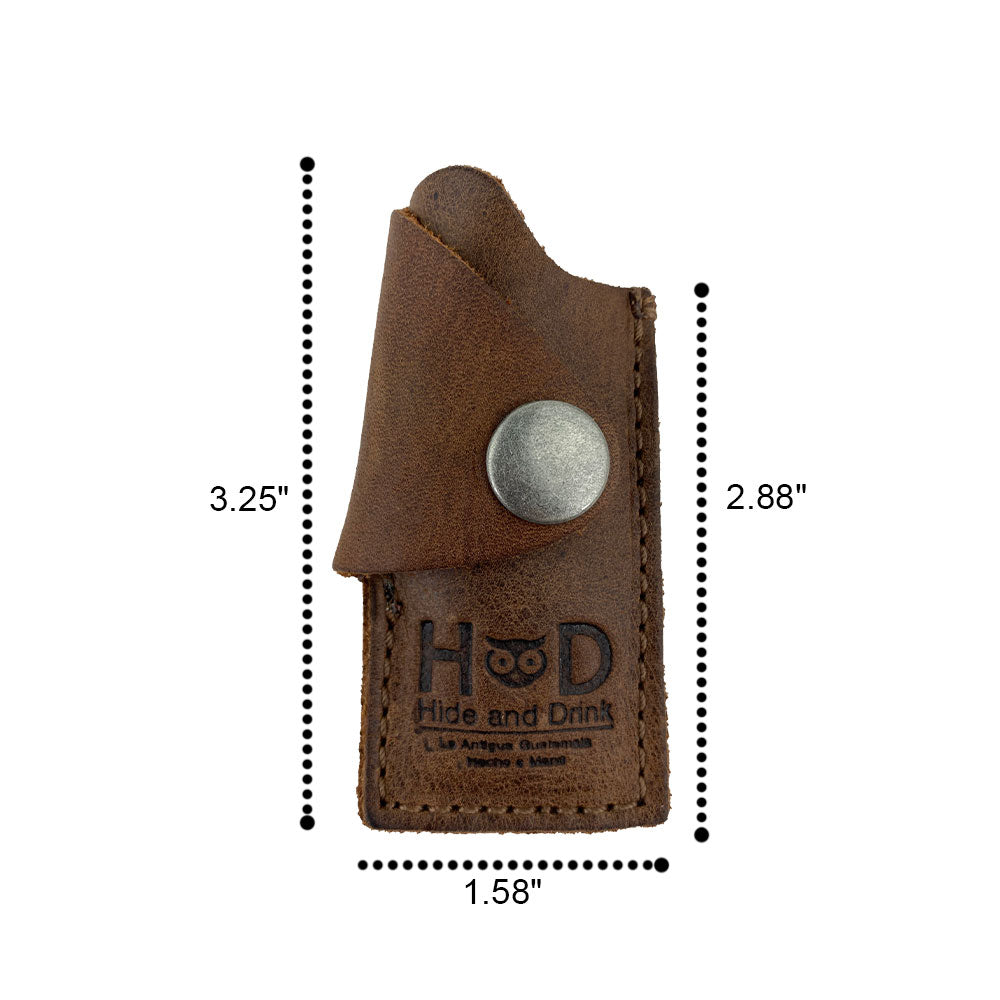 Close-up of the dimensions of the Hide & Drink Lighter Protective Case, highlighting meticulous artisan details. Crafted from full grain leather, this handmade piece is produced in La Antigua Guatemala & Oaxaca Mexico. Keywords include: Lighter Protective Case, Full Grain Leather, Small Batch Production.