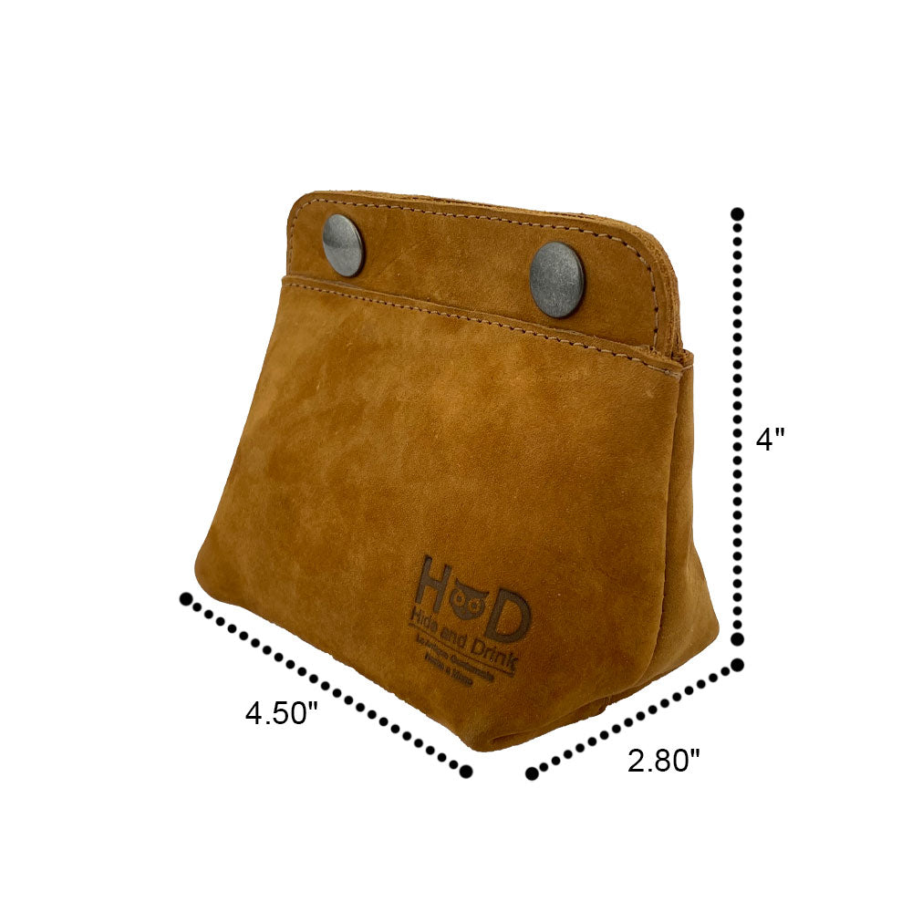 Hide & Drink Double Snap Pouch measurements indicating its ideal size for use as a coin purse, cash holder, and makeup organizer. This full grain leather pouch reflects quality artisan craftsmanship in La Antigua Guatemala.