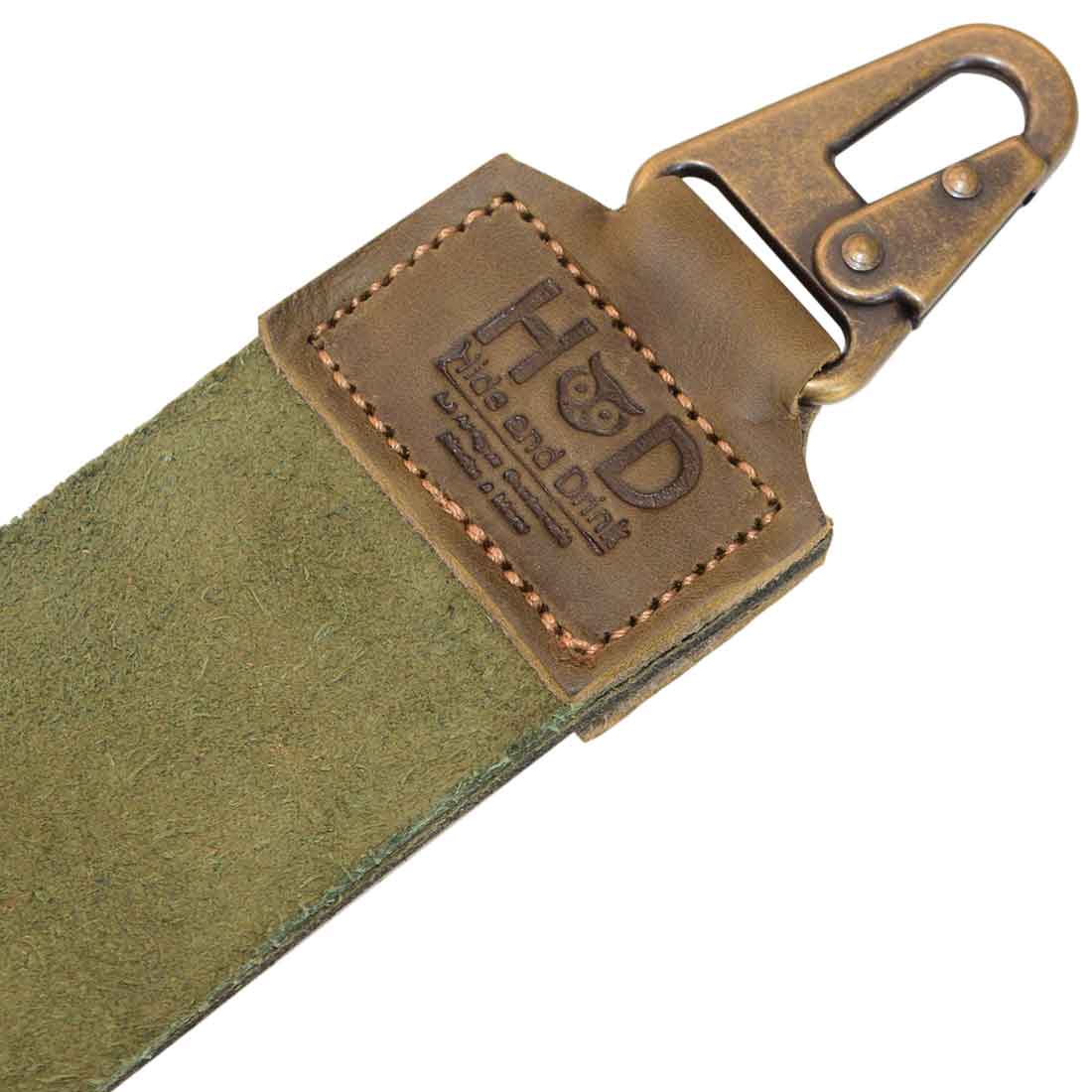 The clip attachment on Hide & Drink's Olive Green Barber Strop, perfect for professional use. This Full Grain Leather shaving sharpener serves as a reliable Razor Strop, showcasing the skills of local artisans.