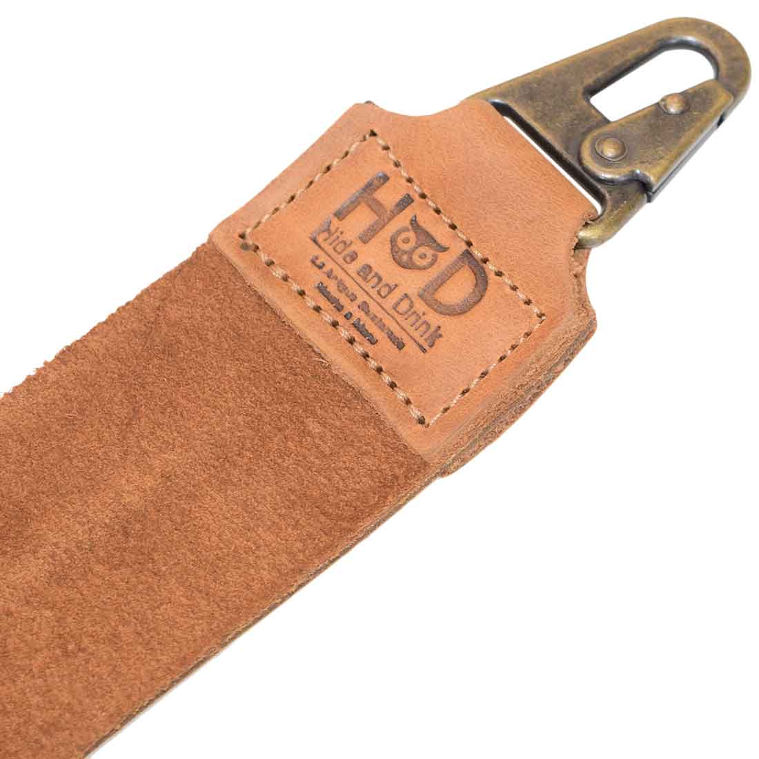 Attachment clip on Hide & Drink's Barber Strop, emphasizing practicality and style. This Full Grain Leather shaving sharpener functions well as a Razor Strop and Barber Straight Razor Strap Belt, reflecting artisan skill.