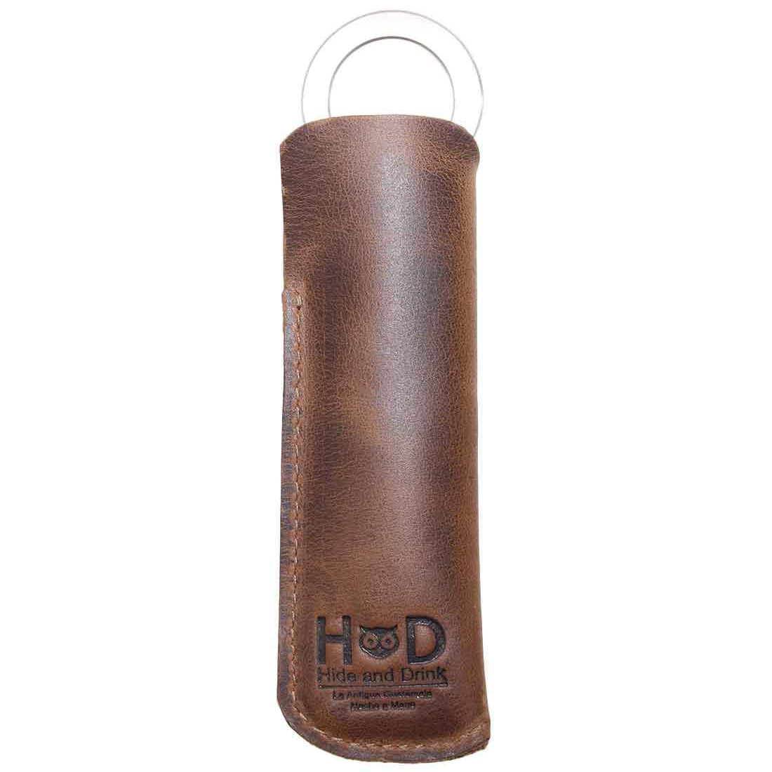 Hide & Drink Comb Case showcasing a durable leather exterior, ideal for safeguarding your comb. This stylish protector holster adds flair to your personal care routine. Crafted from full grain leather, embodying small batch production and expert craftsmanship. Handmade in La Antigua Guatemala & Oaxaca Mexico.