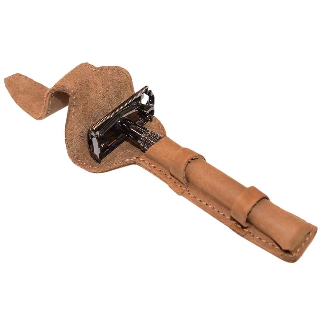 The Edge Safety Razor Protective Case by Hide & Drink combines rustic design with functionality, made from full grain leather. This double edge safety razor pouch is the perfect travel companion, handcrafted in La Antigua Guatemala.