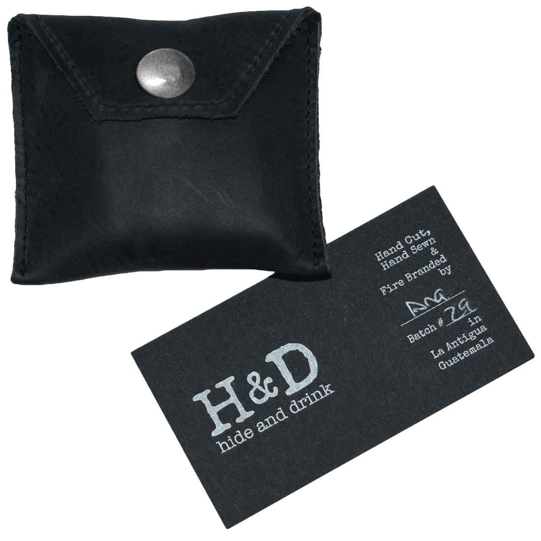 Hide & Drink Tampon Case featuring a flat design, practical for discreet storage. Made with high-quality leather craftsmanship in La Antigua Guatemala, emphasizing artisan qualities.
